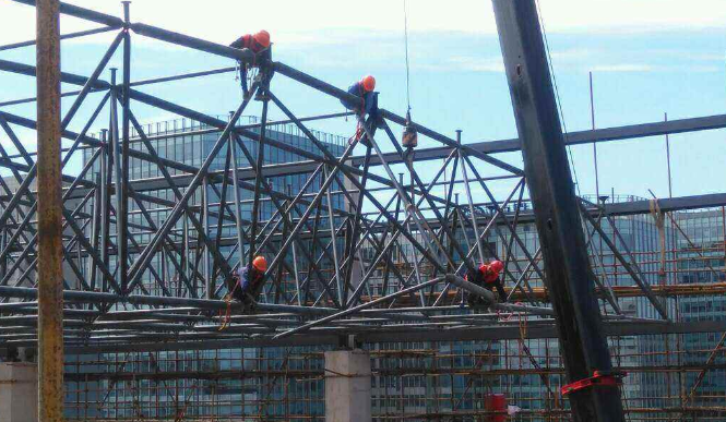 钦州论网架装配施工中搭设脚手架应当留神的事故